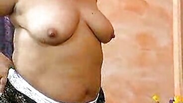 롤리팝 애호가 레베카에 대한 전체 넬슨 공 ​​깊은 항문