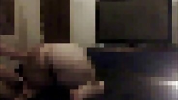 작은 갇힌 조수 Abby가 보스에 의해 폭파