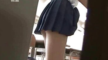 매력적인 금발의 단 정치 못한 여자 도착 그녀의 큰 엉덩이 두드리고