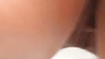 창백한 십대는 POV 마사지 동안 오르가즘을 비명을 가지고 있습니다.