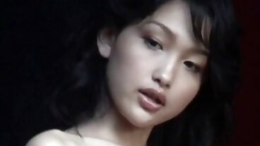 문신을 한 그룹은 롱 씨를 즐깁니다.