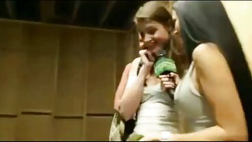 tushyraw 귀여운 갈색 머리 사 을 얻 그 꽉 엉덩이 멍하니 바라