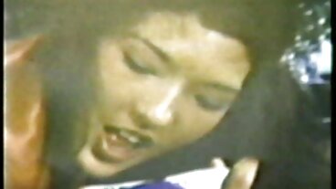 통통한 새엄마 디는 바보 의붓 아들을 돕습니다.